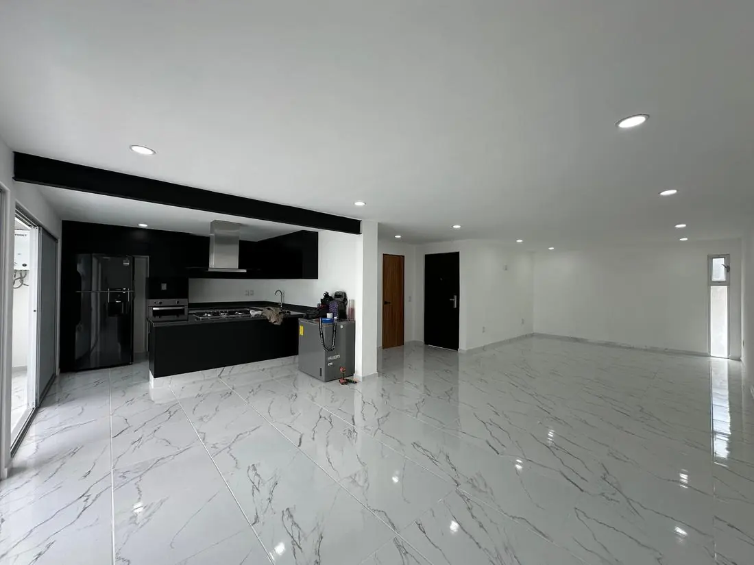 Sala, comedor y cocina de Sutaj remodelados
